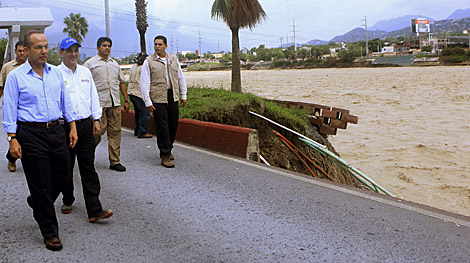 Felipe Caldern, en su visita a la zona afectada por el huracn 'Alex'. | Efe