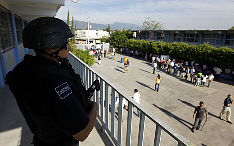 Un polica federal vigila el proceso electoral en Tamaulipas. | Ap