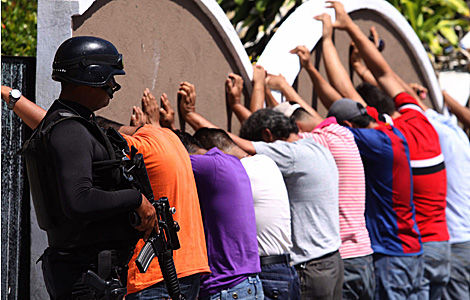 Un polica vigila a las 30 personas detenidas en Veracruz con pistolas y machetes, | Efe