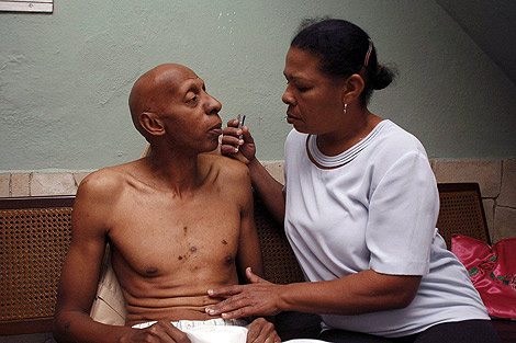 Guillermo Fariñas, junto a su esposa. | Efe