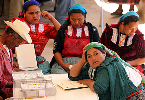 Varias mujeres indgenas aguardan los votos junto a las urnas en una poblacin de Oaxaca. | Ap