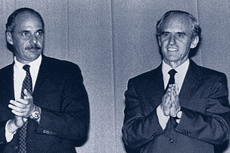 Ignacio Ellacura (dcha.) y Alfredo Cristiani, cuando ste era presidente. / REUTERS