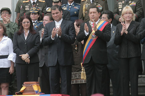 Chávez y Correa frente a los restos simólicos de Manuela Sáenz en Caracas. | Efe