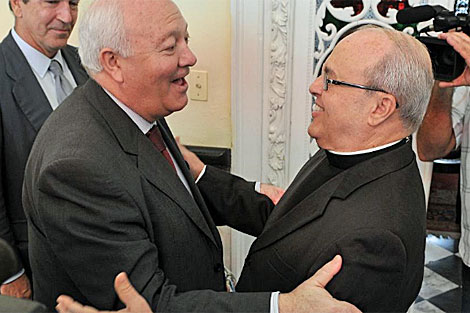 Moratinos saluda al Cardenal Jaime Ortega. | Efe