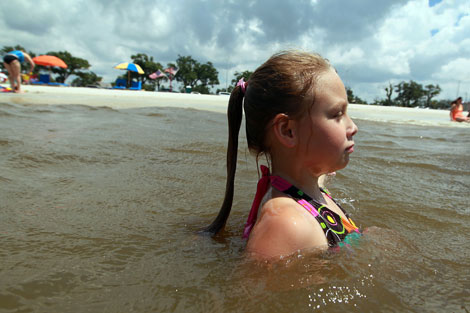 Una nia disfruta del mar enn una playa de Texas. | Afp