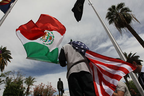 Un mexicano protesta en Phoenix contra la ley migratoria de Arizona.