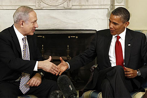 Netanyahu y Obama se saludan en el Despacho Oval. | Reuters