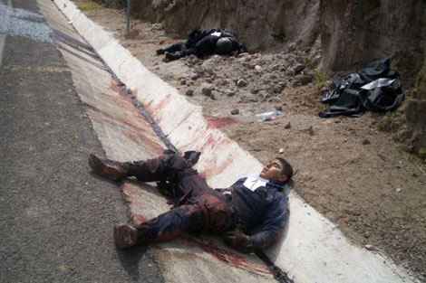 Dos policas muertos a manos de sicarios en la carretera Zitacuaro-Mxico.| Efe