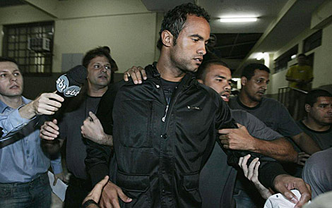 Bruno, rodeado por periodistas tras entregarse a la polica. | AFP