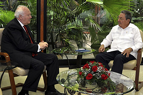 El ministro español Miguel Ángel Moratinos y Raúl Castro. | Reuters
