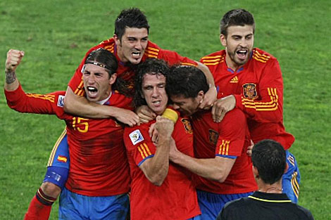 Los jugadores espaoles celebran el gol de Puyol contra Alemania. | Efe