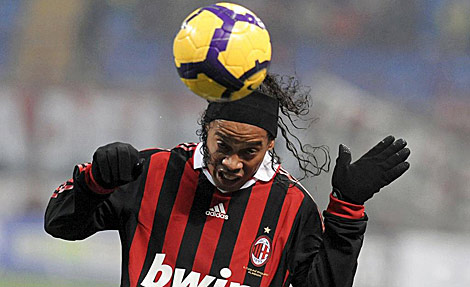 Ronaldinho, durante un partido con el Milan. | Reuters