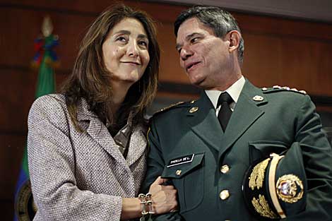 Betancourt y el ex comandante de las Fuerzas Militares de Colombia, Freddy Padilla. | Reuters