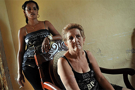 Mireya Pentn (d) y Misladis Gonzlez (i), madre y esposa de Lester, esperan su liberacin. | Efe