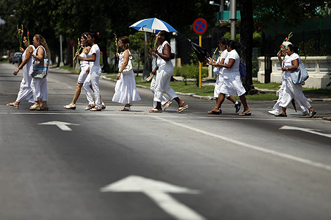 Las Damas de Blanco, en su marcha de este domingo. | Ap