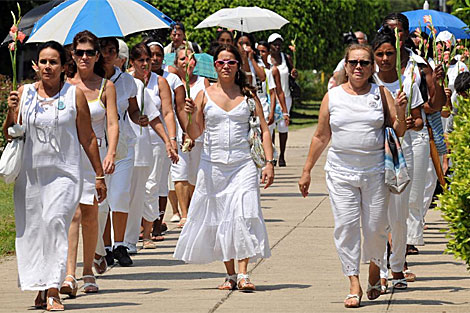 Un desfile de las Damas de Blanco. En primer plano, a la derecha, se ve a Laura Polln. | Efe