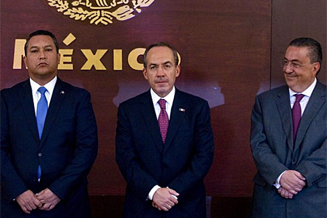 Felipe Caldern (c) junto a su nuevo ministro de Interior, Jos Francisco Blake (i) y su antecesor Gmez Mont. | Efe