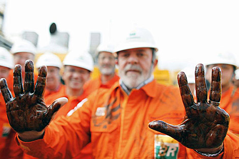 Lula da Silva, con las manos embadurnadas de petróleo en Espirito Santo. | Planalto