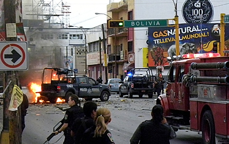 Los servicios de emergencia actan tras el atentado con coche bombra contra la Polica Federal en Jurez. | France Pressse