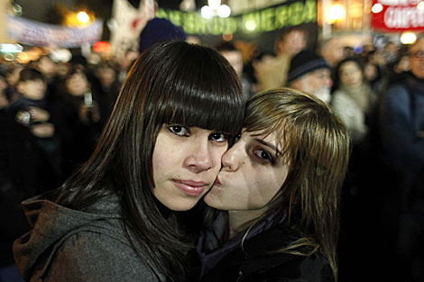 Dos mujeres participaban de las marchas a favor de las bodas gay. | Efe