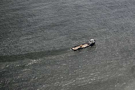 Un barco atraviesa una gigantesca mancha de petrleo frente a las costas de Louisiana. | AP
