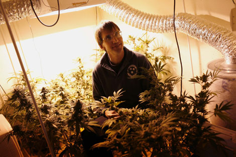 Richard Lee, fundador de una escuela donde ensean a cultivar marihuana en Oakland. | Reuters