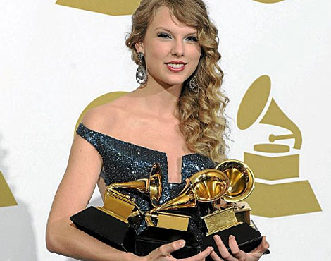 Taylor muestra sus Grammys, I Efe