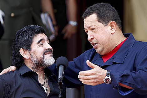 Maradona escucha al presidente de Venezuela, Hugo Chvez. | Reuters