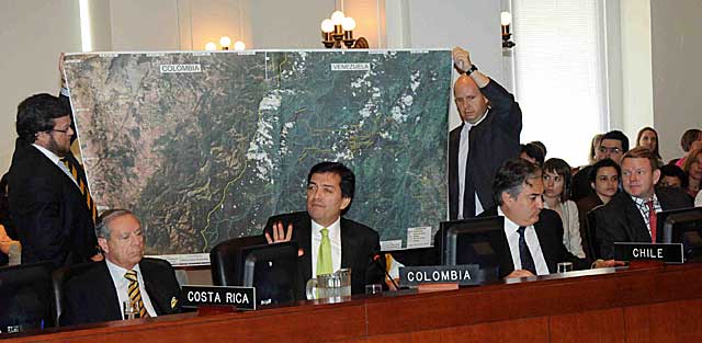El embajador de Colombia ante la OEA, Luis Alfonso Hoyos, muestra un mapa de la frontera. | Efe