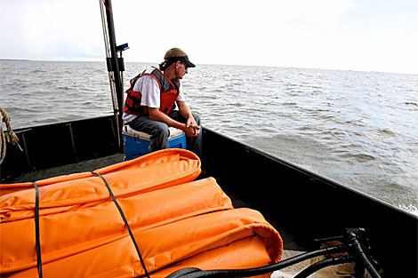 Un barco revisa si an hay residuos de crudo en las aguas de Misisipi. | Efe