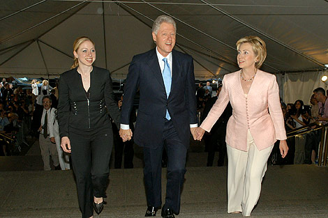 Chelsea, con sus padres Bill y Hillary Clinton. | Ap