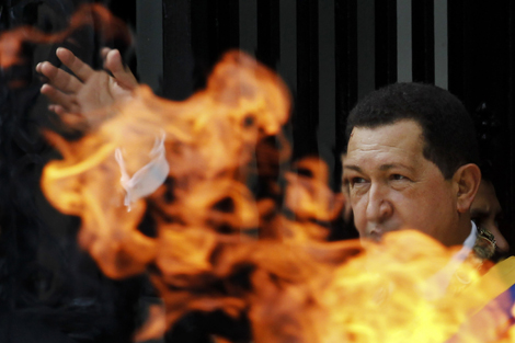 Hugo Chvez detrs de la antorcha de la tumba de Simn Bolvar. | Reuters