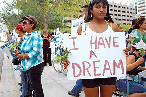 Una joven sostiene un cartel que dice 'tengo un sueo', contra la ley de Arizona. | Efe