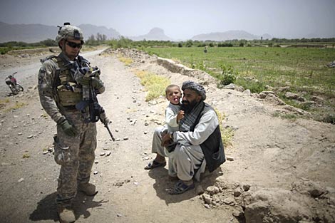 Un soldado estadounidense, ante dos afganos. | AP