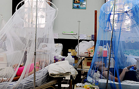 Pacientes con dengue son atendidos en un hospital. I Efe