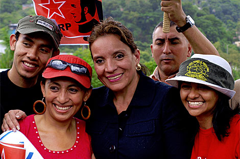 Xiomara Castro de Zelaya posa junto a jvenes de izquierda en San Salvador. | R.V.