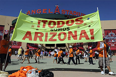 Pancarta en protesta de la ley de Arizona en Los ngeles. | Efe