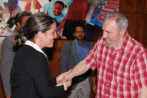 El ex presidente saluda, en La Habana, a una asistente al encuentro de jvenes comunistas. | AFP