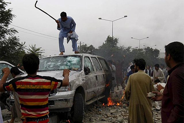 Un grupo de afganos destruye un coche de la embajada de EEUU en protesta por la muerte de cuatro civiles. | Efe