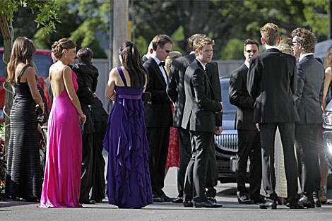 Varios invitados esperan por el autobs que los llev al local de la boda. | AFP