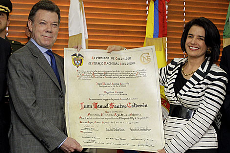 Santos junto a Adelina Cobo, presidenta del Consejo Nacional Electoral. | AP