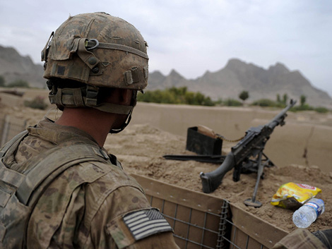 Un soldado estadounidense realiza labores de vigilancia en Kansahar. | AFP