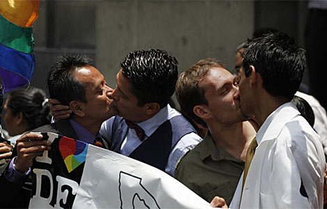 Varias parejas de homosexuales se besan en Mxico DF. I AP