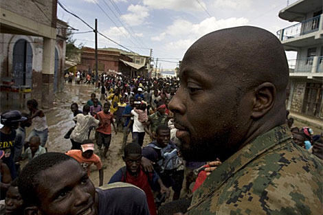 El cantante Wyclef Jean visita la ciudad de Gonaves, tras las inundaciones. | AP