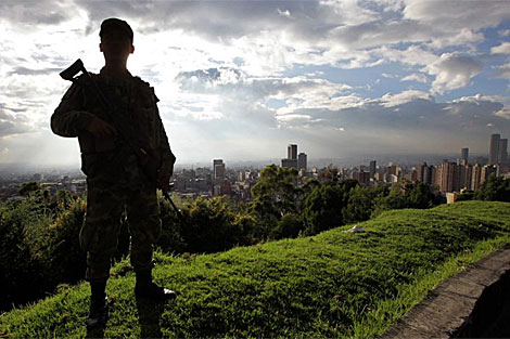 Miembros del Ejrcito colombiano adelantan un operativo de seguridad. | Efe