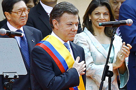 Juan Manuel Santos da juramento. | Reuters