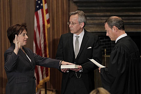 Elena Kagan jura su cargo ante el juez John Roberts. | AP