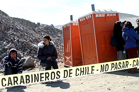 Familiares de los mineros atrapados esperan a las afueras del yacimiento. | J.B.
