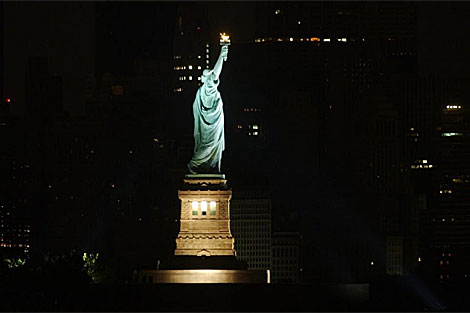 Imagen de la Estatua de la Libertad durante el apagn de 2003. | Efe