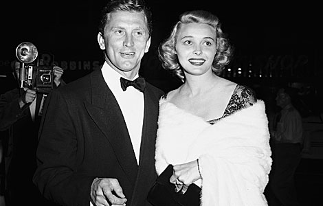 Patricia Neal y Kirk Douglas en 1949. I AP